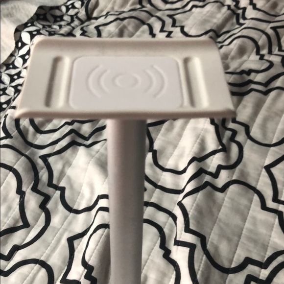 Headset stand and phone charging station - Picture 3 of 4